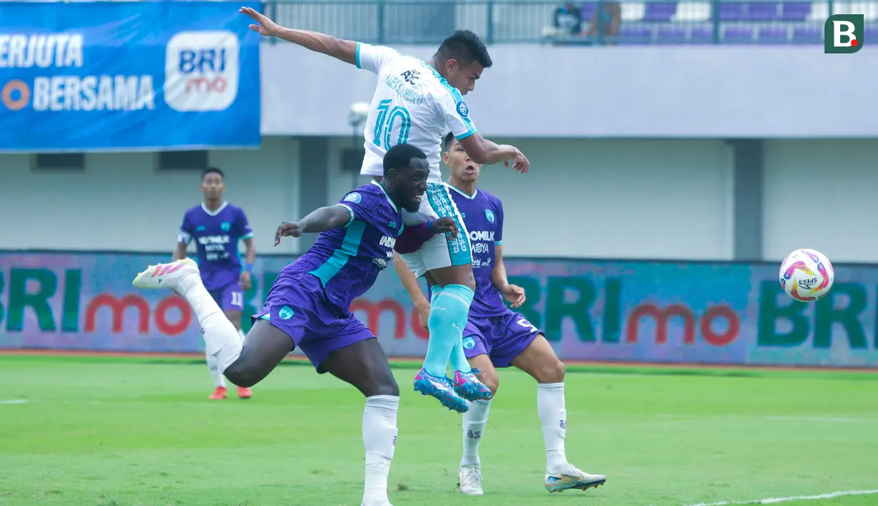 Pemain PSBS Biak, Alexandro Santos, mencetak gol ke gawang Persita Tangerang pada laga BRI Liga 1 di Stadion Indomilk Arena, Sabtu (3/5/2025) petang WIB. (Bola.com/M Iqbal Ichsan)