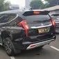 Sebuah mobil berpelat dinas Polri 19 - VII menjadi sorotan netizen lantaran tidak sabar saat di tengah kemacetan. (akun twitter @txtdrberseragam)