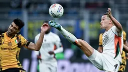 Jay Idzes tampil penuh selama 90 menit saat Venezia bertandang ke markas Inter Milan, Giuseppe Meazza, pada laga lanjutan Liga Italia, Senin (4/11/2024). Pada laga ini, Venezia takluk dengan skor 0-1. (AFP/Gabriel Bouys)