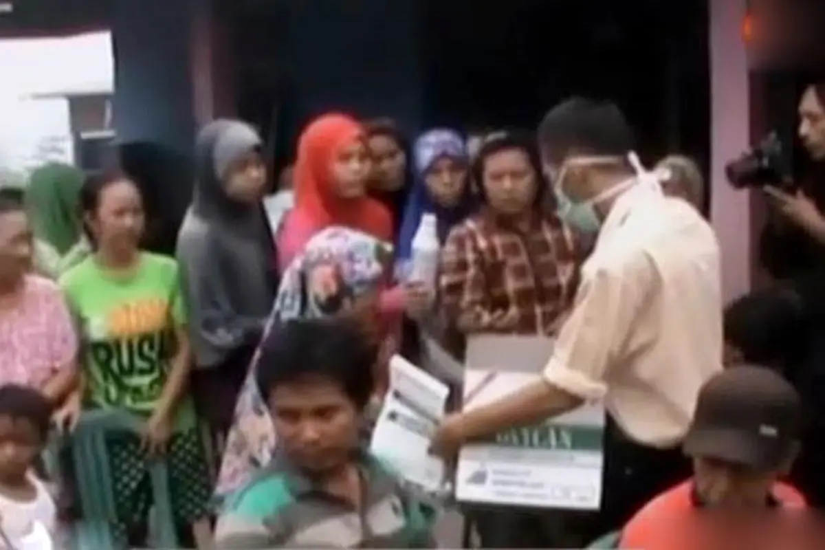 Relawan Bagikan Tabung Oksigen di Wilayah Terdampak Kabut Asap