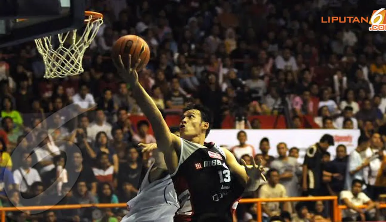 Pebasket Aspac Jakarta Ebrahim Lopez (13) melakukan lay-up ke jala Satria Muda Britama dalam laga lanjutan NBL (Liputan6.com/Helmi Fithriansyah)