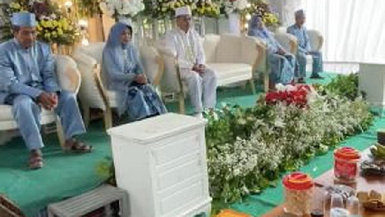 Resepsi Pernikahan Unik, Tatanan Duduk Tamu dibuat Berjajar di Depan Pelaminan Bak Ruang Rapat Bikin Salfok