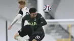 Gelandang Tottenham Hotspur, Dele Alli bersaing dengan gelandang Fullham, Harrison Reed pada pekan ke-27 Liga Inggris di Craven Cottage, Jumat (5/3/2021) dini hari WIB. Tottenham Hotspur mengalahkan Fulham 1-0 lewat gol bunuh diri Tosin Adarabioyo. (Neil Hall/Pool via AP)