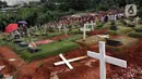 Suasana area pemakaman Kristen khusus dengan protokol COVID-19 di TPU Pondok Ranggon, Jakarta, Jumat (25/12/2020). Momen perayaan Natal 2020 dimanfaatkan sejumlah umat kristiani untuk berziarah mendoakan kerabat yang dimakamkan dengan protokol COVID-19. (Liputan6.com/Helmi Fithriansyah)