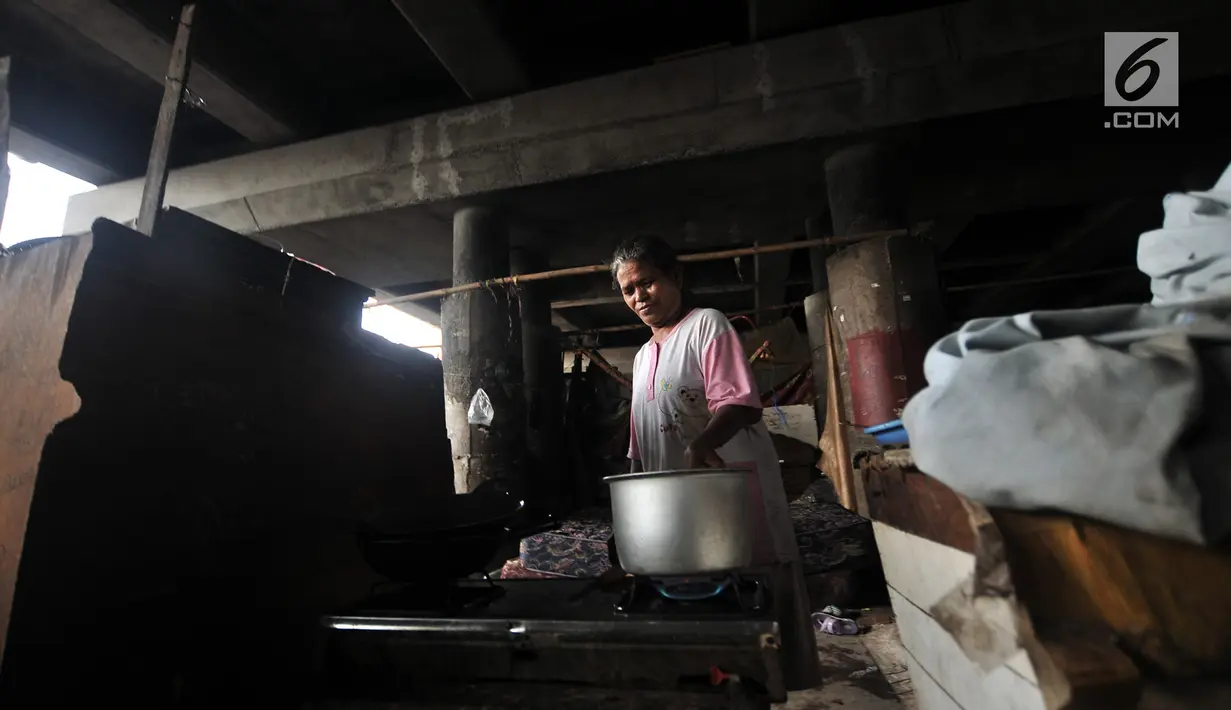 Warga memasak di permukiman kolong tol Tanjung Priok, Jakarta, Rabu (16/1).Dibandingkan Maret 2018 sebesar 9,82 persen dengan jumlah 25,67 juta orang dari sebelumnya 25,95 juta orang atau menurun sebanyak 275,2 ribu orang. (Merdeka.com/Iqbal S Nugroho)