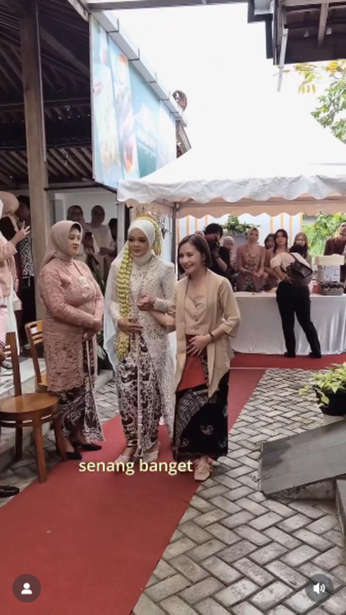 Potret Prilly Latuconsina Jadi Pengiring Pengantin di Nikahan Fans, Banjir Pujian