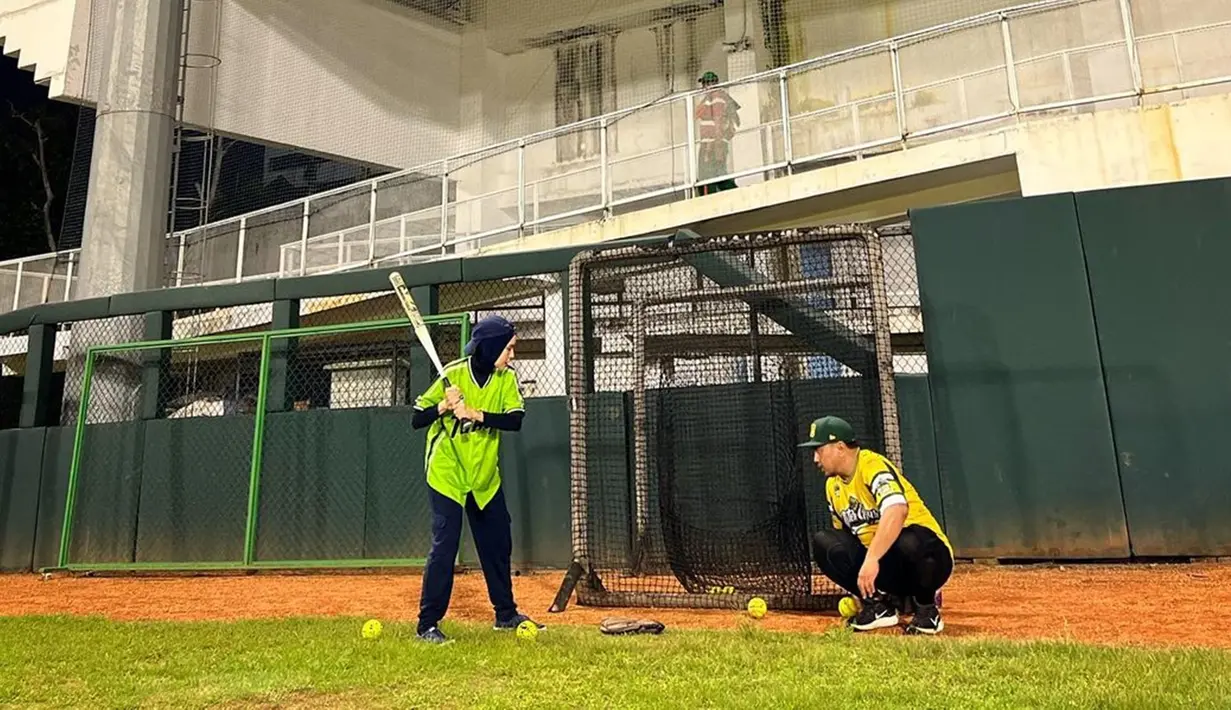 Meski hanya permainan, Zaskia tampak totalitas bak atlet profesional yang energik dan penuh semangat. Main softball menjadi hiburannya di tengah minggu yang padat mengantar anak-anaknya sekolah. Wanita kelahiran 8 September 1987 ini juga senang bisa bertemu teman baru di luar circle biasanya. (Liputan6.com/IG/@zaskiadyamecca)