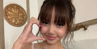 Setelah menjadi pusat perhatian di acara Louis Vuitton selama Paris Fashion Week, Lisa Blackpink kembali menghibur penggemar dengan momen fesyen yang luar biasa. [@lalalalisa_m].