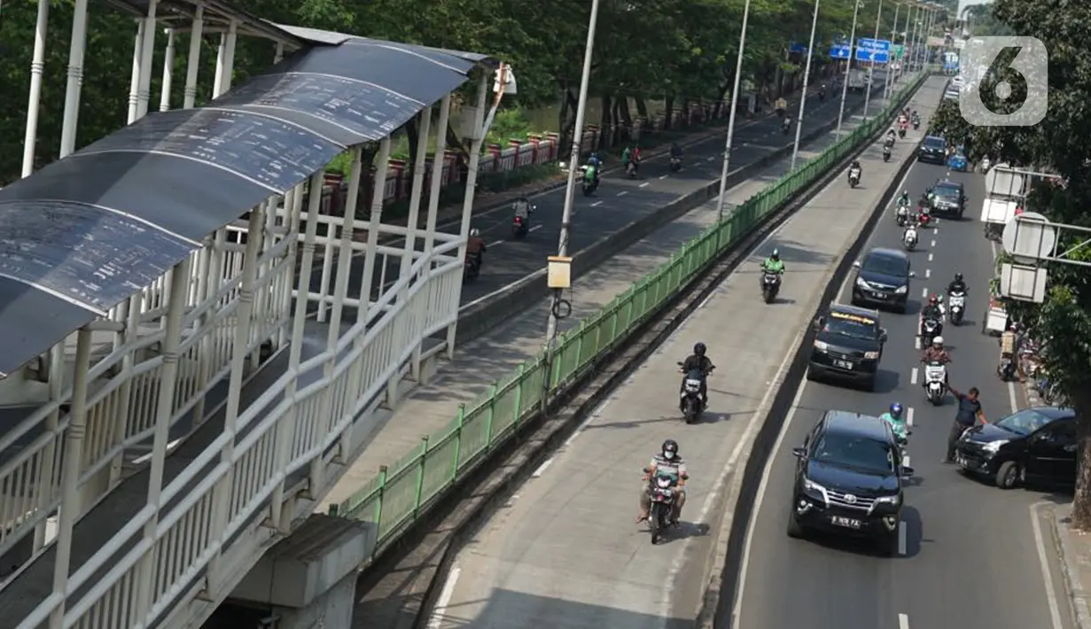 Pengendara sepeda motor menerobos jalur bus transjakarta di kawasan Pasar Rumput, Jakarta, Kamis (25/6/2020). Minimnya penindakan selama PSBB menyebabkan sebagian pemotor nekat masuk ke jalur khusus bus transjakarta tersebut. (Liputan6.com/Immanuel Antonius)