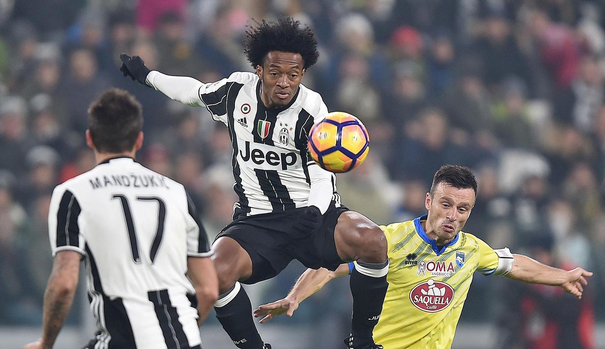  Juan Cuadrado adalah pemain Chelsea, Ia bergabung bersama Chelsea pada Februari 2015 namum dipinjamkan ke Juventus (tengah) ada Agustus 2015 hingga 30 Juni 2017. (EPA/Alessandro Di Marco)