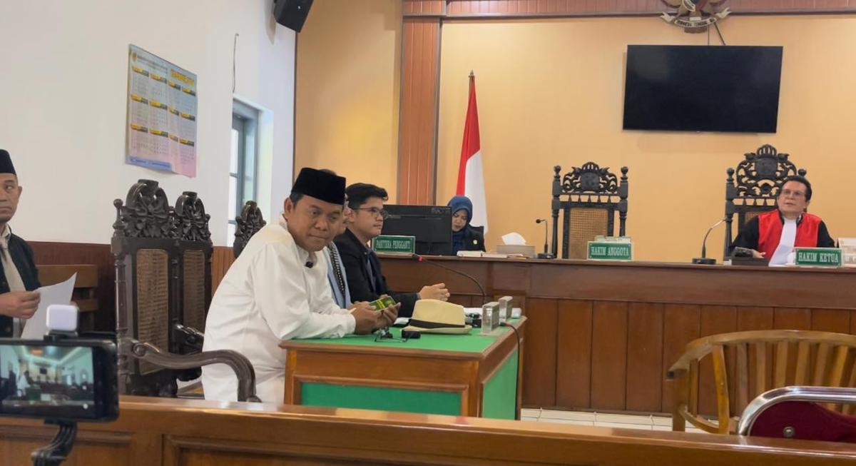 Sidang ganti rugi Rp4,2 miliar diajukan Sugi Nur Raharja alias Gus Nur kembali digelar di Pengadilan Negeri Surakarta, Selasa (22/9). (merdeka.com/arie sunaryo).