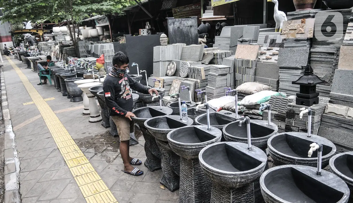 Berbagai jenis wastafel batu alam yang dijajakan di Jakarta, Rabu (15/7/2020). Dalam sebulan, Awan (30) mengaku dapat meraup omzet Rp20 juta dari hasil penjualan wastafel batu alam. (merdeka.com/Iqbal Nurgoho)