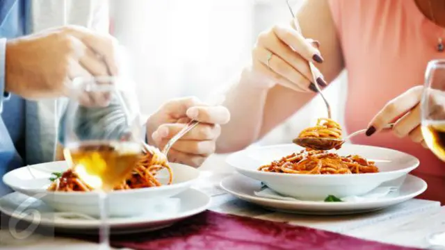 Kerap mengunyah makanan terlalu cepat? Kata orang hal ini dapat membuat tubuh lekas gemuk. Mitos atau fakta?