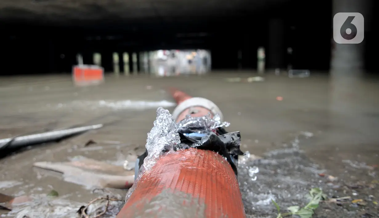 Kondisi underpass Kemayoran yang masih terendam banjir Jakarta Pusat, Minggu (26/1/2020). Banjir yang terjadi sejak Jumat (24/1) lalu hingga kini belum surut. (merdeka.com/Iqbal S Nugroho)