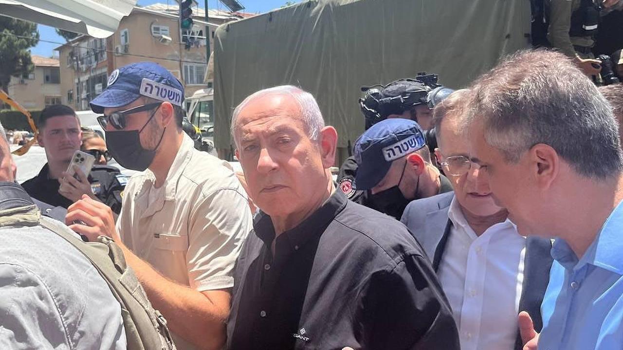 Dikabarkan Sembunyi di Bunker Bawah Tanah, Potret Terbaru Benjamin Netanyahu Cek Kerusakan di Tel Aviv jadi Sorotan