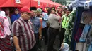 Komisioner Ombudsman Republik Indonesia (ORI), Adrianus Meliala saat blusukan tenda PKL Tanah Abang Jakarta, Rabu (17/1). Dalam blusukannya Ombudsman berdialog dengan PKL terkait lahan yang disediakan di Tanah Abang. (Liputan6.com/Angga Yuniar)