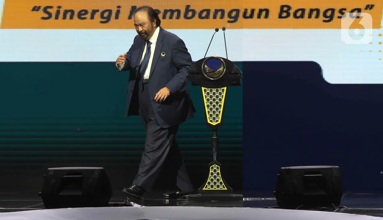Ketua Umum Partai NasDem Surya Paloh bersiap menuruni panggung usai berpidato pada Penutupan Kongres III Partai NasDem di Jakarta Convention Center (JCC), Senayan, Jakarta, Selasa (27/8/2024). (Liputan6.com/Herman Zakharia)
