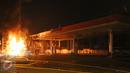 Sebuah truk tangki Pertamina terbakar ketika sedang bongkar muat di SPBU depan Asrama Haji, Jakarta, Jumat (18/12) dini hari. Peristiwa yang menghanguskan bangunan SPBU itu belum dapat diketahui penyebabnya. (Liputan6.com/Herman Zakharia)