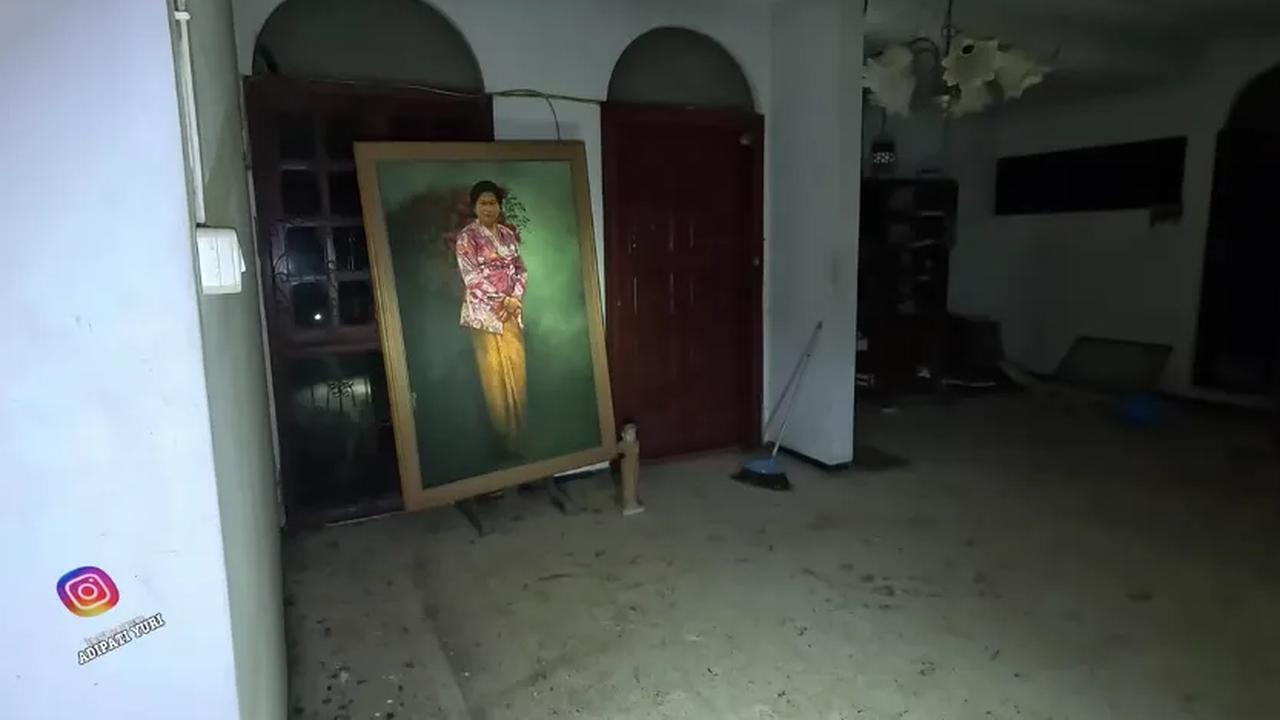 Selain harta benda yang ditinggalkan begitu saja, juga nampak sebuah beberapa karya seni berbentuk lukisan. <br>