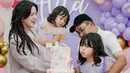 Momen ketika Alita tiup lilin ulang tahun didampingi ayah, ibunda dan adiknya. Tak hanya Alita, Alice Norin dan suami juga turut bahagia karena sang anak tumbuh menjadi anak yang cerdas dan ceria. Sederet foto apik ulang tahun Alita anak Alice Norin ini diabadikan dengan apik oleh fotografer Hargabro. Usianya hanya terpaut tiga tahun, dua anak Alice Norin ini bikin gemas. (Liputan6.com/IG/@alicenorin)