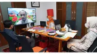 Bupati Banyuwangi Ipuk Fiestiandani virtual meeting bersama pimpinan kampus. (Foto:Pemkab Banyuwangi)