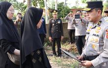 Jenderal Bintang Satu Antar Langsung Surat Kenaikan Pangkat Anumerta 3 Polisi Gugur saat Bubarkan Sabung Ayam di Lampung