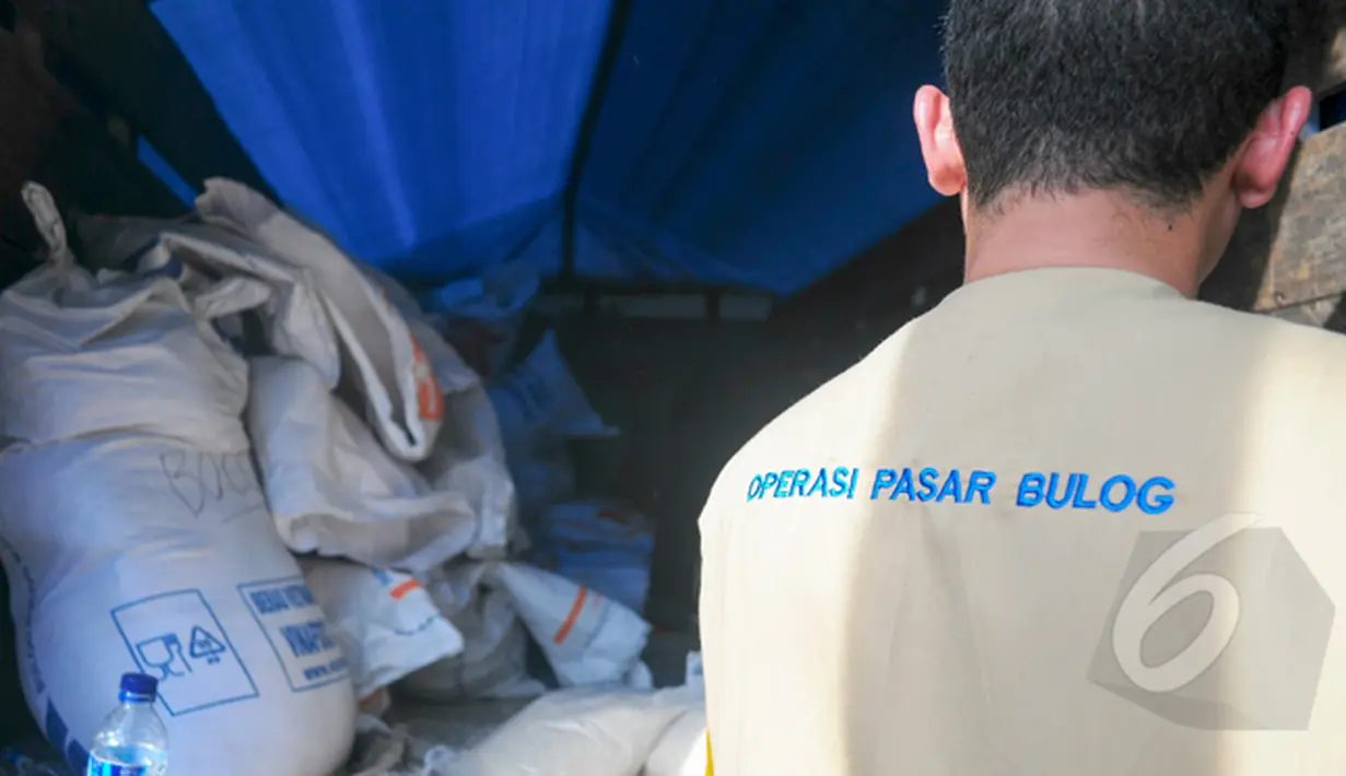 Melonjaknya harga beras membuat BULOG menggelar operasi pasar beras sebagai upaya untuk menurunkan harga beras yang terus naik.(Liputan6.com/Yoppy Renato)