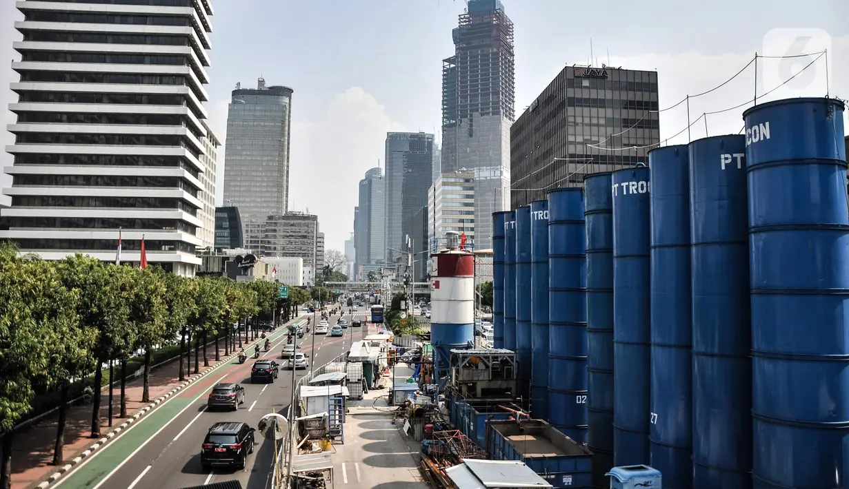 Aktivitas proyek pembangunan Mass Rapid Transit (MRT) Fase 2A Bundaran HI-Harmoni di Jalan MH Thamrin, Jakarta, Senin (14/3/2022). Proyek MRT Fase 2A memiliki panjang jalur kurang lebih 6,3 Km. (merdeka.com/Iqbal S. Nugroho)
