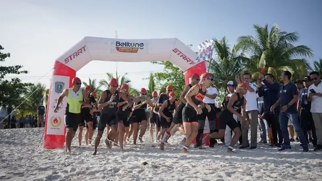 Bangkitkan Aktivitas Olahraga Wisata Pantai di Pulau Laskar Pelangi Lewat Triathlon