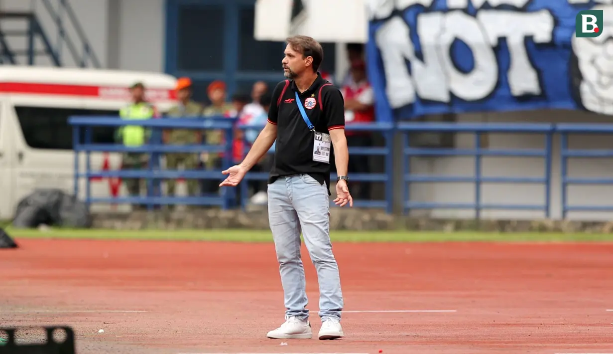 Pelatih Persija Jakarta, Mauricio Ferreira De Souza saat laga lanjutan BRI Super League 2025/2026 melawan Persib Bandung di Stadion Gelora Bandung Lautan Api, Bandung, Minggu (11/01/2026). (Bola.com/Abdul Aziz)