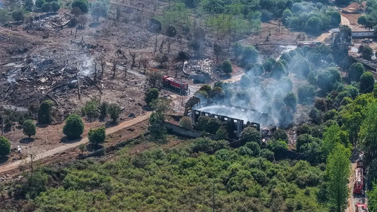Foto udara yang diambil menggunakan drone pada 5 Mei 2026 ini memperlihatkan para petugas penyelamat bekerja di lokasi setelah ledakan di pabrik kembang api di Kota Guandu, Liuyang, Provinsi Hunan, China bagian tengah.