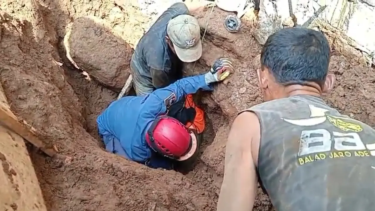 Seorang pekerja bangunan tewas usai tertimbun material longsor saat mengerjakan proyek pembangunan SDN Gang Aut, Kota Bogor, Sabtu (21/6/2025) sekitar pukul 10.00 WIB (Istimewa)