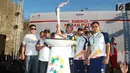 Ketua DPR RI Bambang Soesatyo (tengah) dan Direktur Bank Mandiri Darmawan Junaidi (kanan) usai membawa obor Asian Games 2018 di Bali, Selasa (24/7). Bank Mandiri mendukung ajang olahraga multievent terbesar kedua di dunia ini. (Liputan6.com/Pool/Rizki)