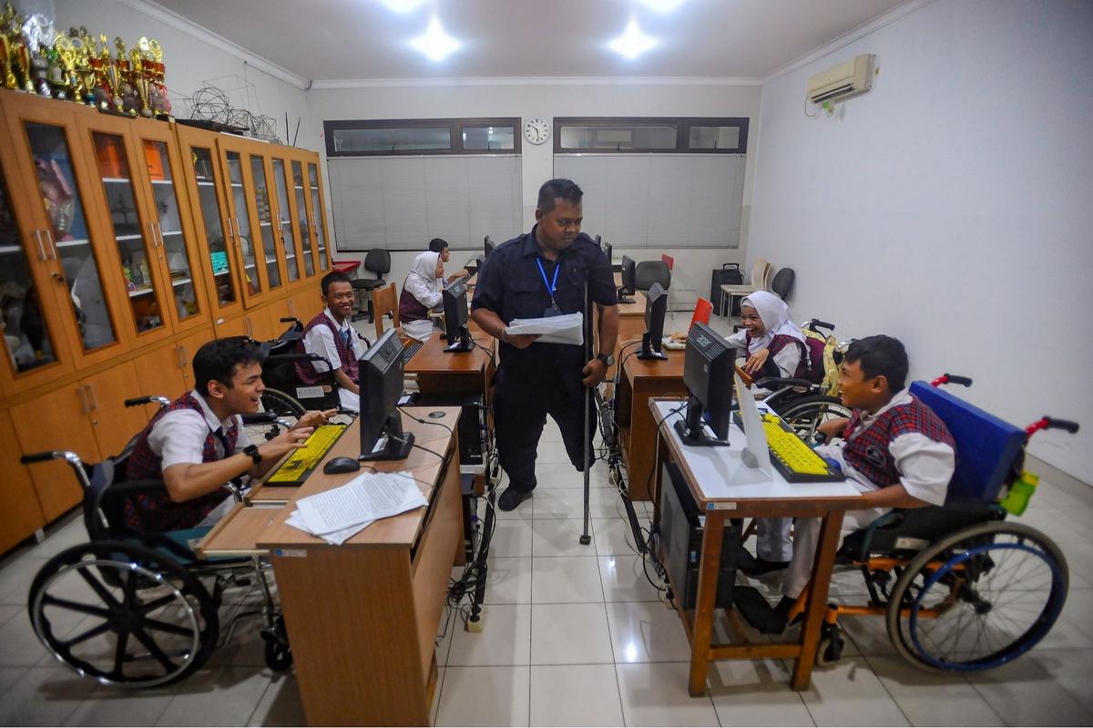 Semangat Guru Difabel di YPAC
