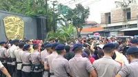 Polisi Bubarkan Simpatisan Ahok di Mako Brimob dengan Senyuman