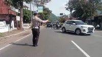 Polres Garut Terus Berlakukan One Way di Jalur Rawan Kemacetan