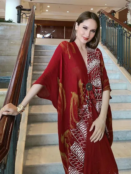 Cinta Laura juga sering mengenakan busana batik saat menghadiri acara formal. Gaya OOTD wanita berdarah Indonesia-Jerman ini dengan batik pun terlihat elegan. (Liputan6.com /IG/@claurakiehl)