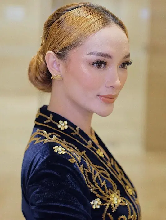 Bagaimana menurutmu Sahabat Fimela, ibu satu anak itu terlihat begitu berbeda. Anggun dan berkelas sekali bukan? (Instagram/zaskia_gotix).