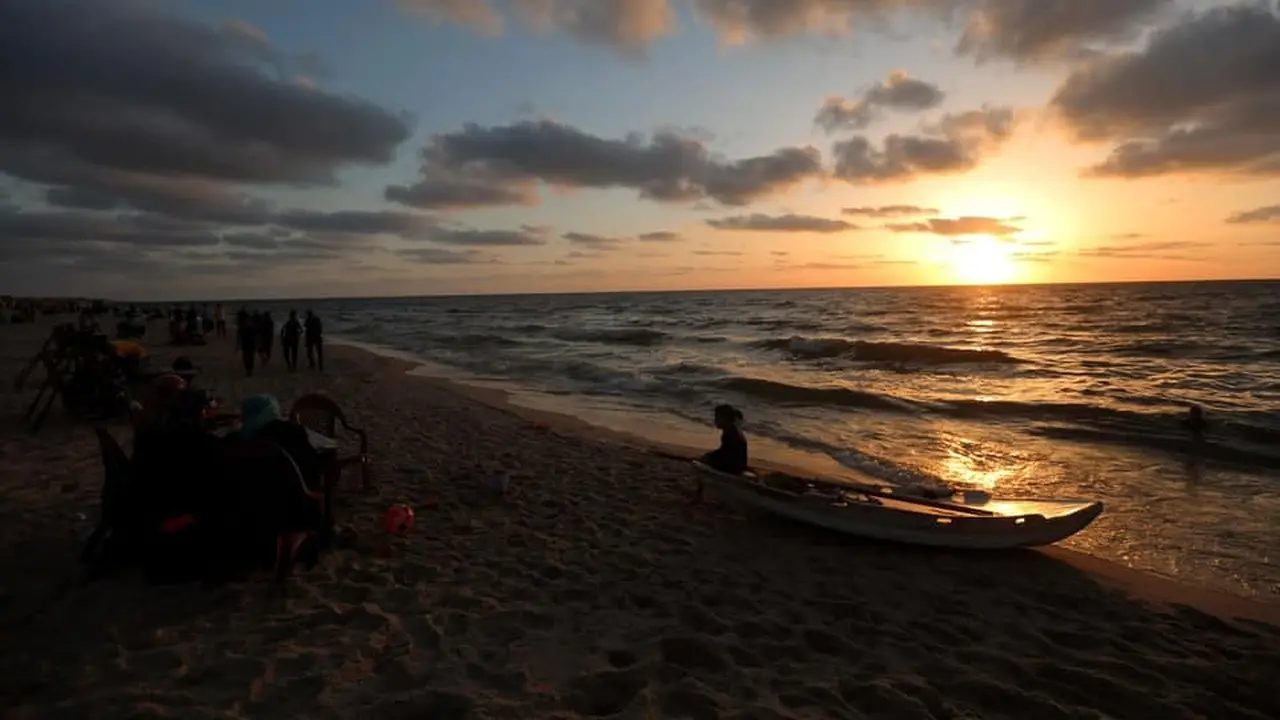 Potret suasana di pantai Gaza City saat petang pada 17 Juli 2022