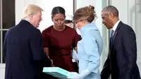 Suasana Canggung Saat Melania Trump Beri Michelle Obama Hadiah