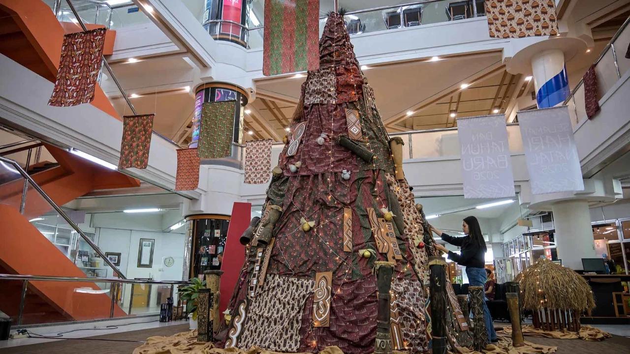 FOTO: Keren! Dekorasi Natal Berbasis AI Angkat Budaya Papua di Surabaya
