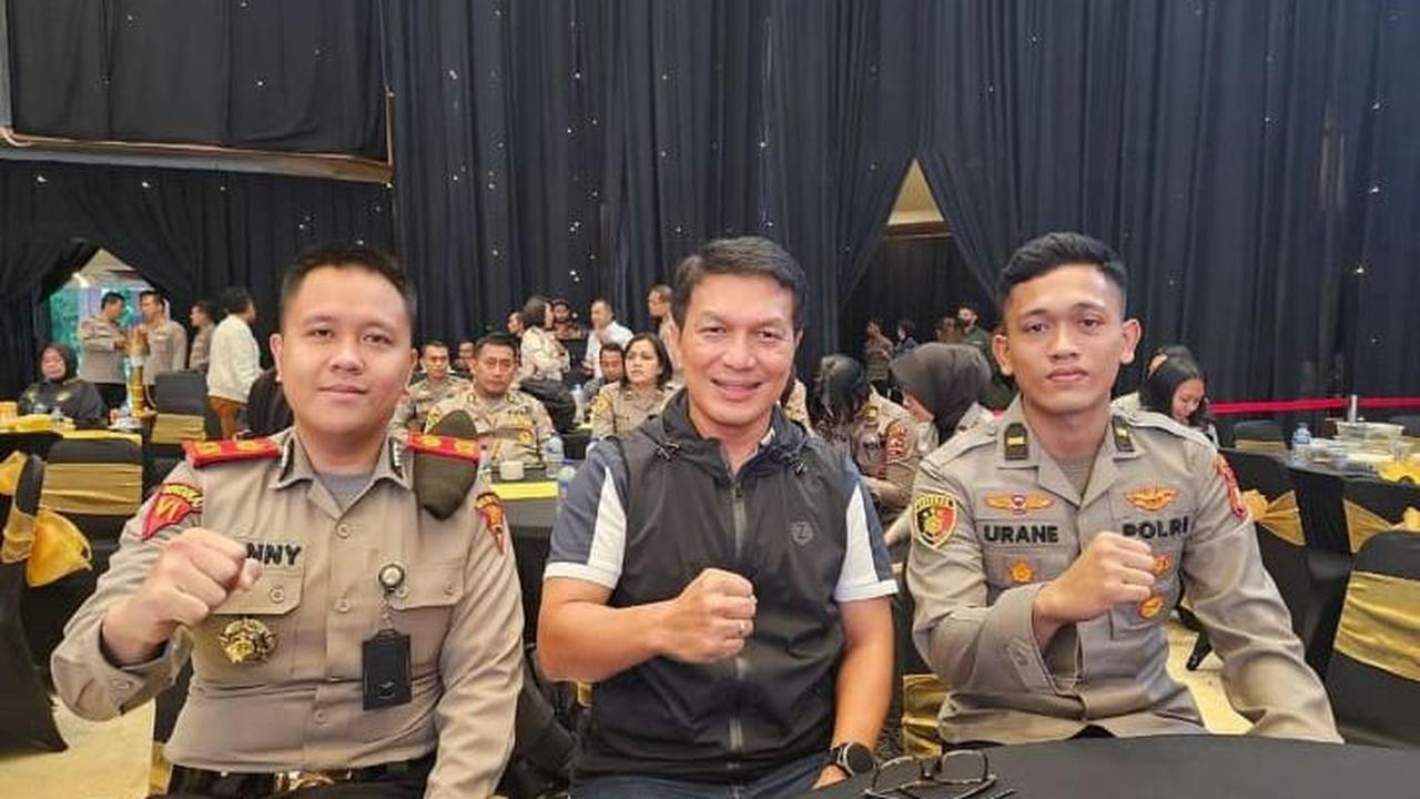 Jenderal Bintang Dua Polisi Pose dengan Dua Perwira Muda <br>