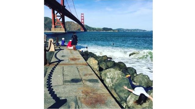 Kocak Banget, Ini 7 Potret Pose ‘Mati’ yang Dilakukan Wanita Di Tempat Wisata