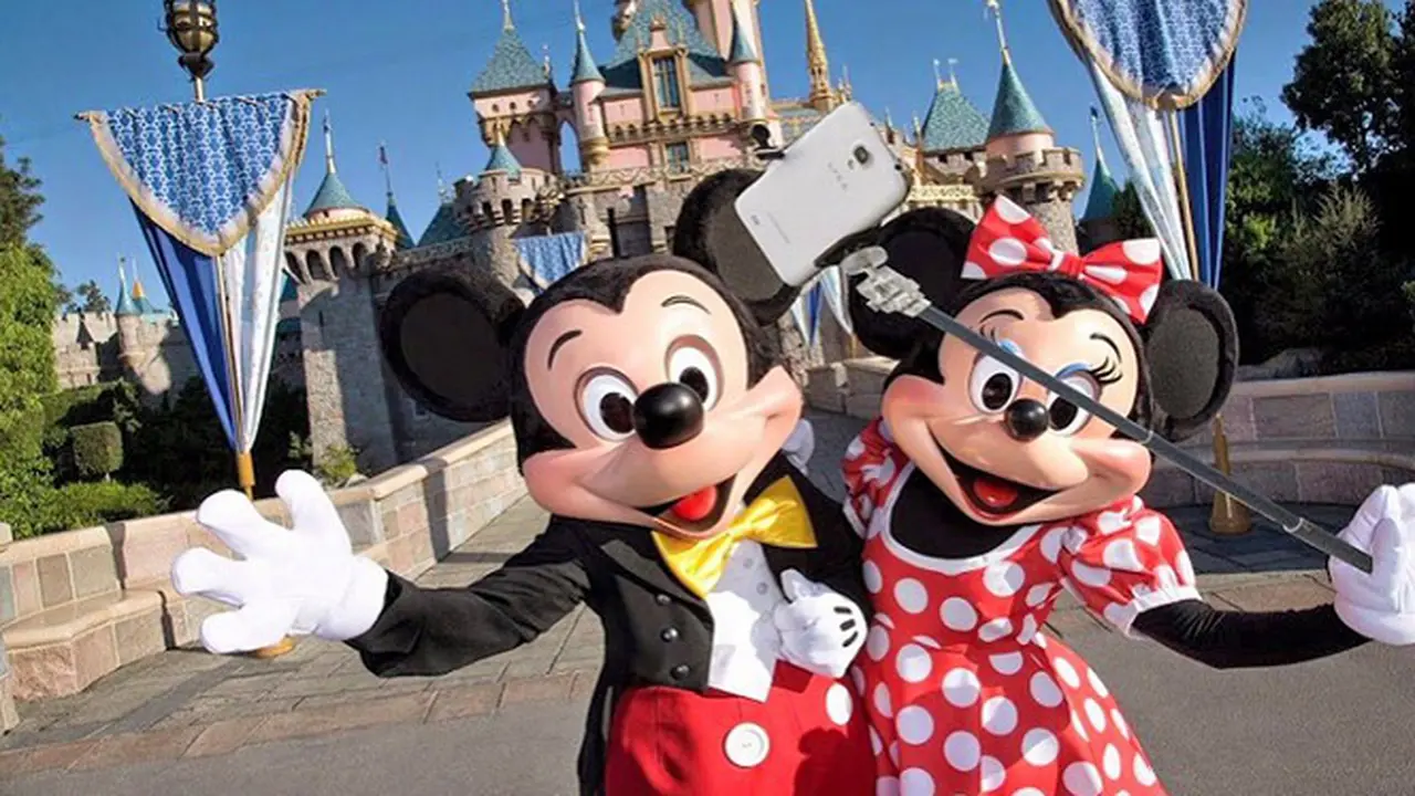 Disneyland Larang Pengunjung Gunakan Tongsis