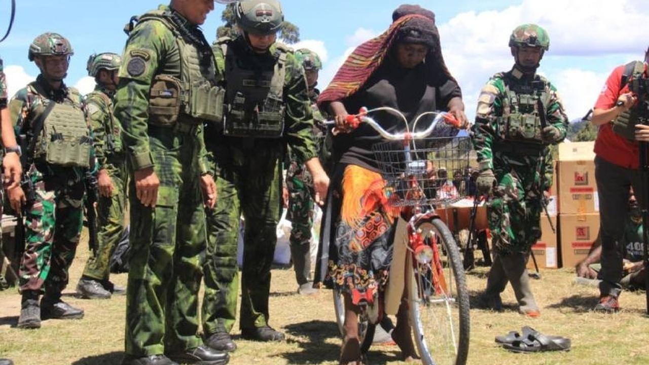 Momen Langka di Pedalaman Papua: Ribuan Warga Sambut Bantuan Presiden di Kuyawage