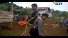 Tidak dengan ambulans, Kapolsek Bunta menggendong warga tersebut saat evakuasi.
