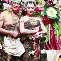 Presenter Poppy Putri Resmi Dinikahi pengusaha asal Negeri Jiran Malaysia, Dato Abdul Rahim Al Haj. Usai Akad Nikah, keduanya menggelar resepsi di Ball Room Hotel Grand Hyatt Jakarta Pusat, Jumat (5/2)