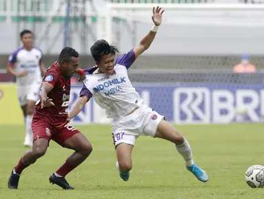 Pemain Borneo FC, Terens Puhiri, menarik baju pemain Persita Tangerang, Edo Febriansyah, pada laga BRI Liga 1 di Stadion Pakansari, Bogor, Sabtu (10/2/2021). (Bola.com/M Iqbal Ichsan)