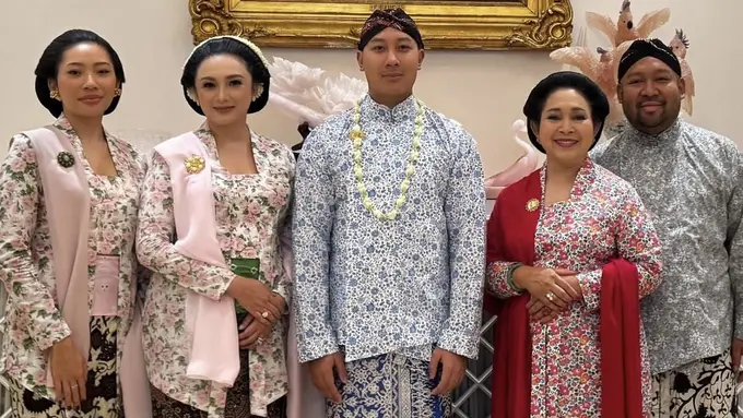 Darma Mangkuluhur Kenakan Beskap saat Prosesi Sungkeman. [@tatacahyani]