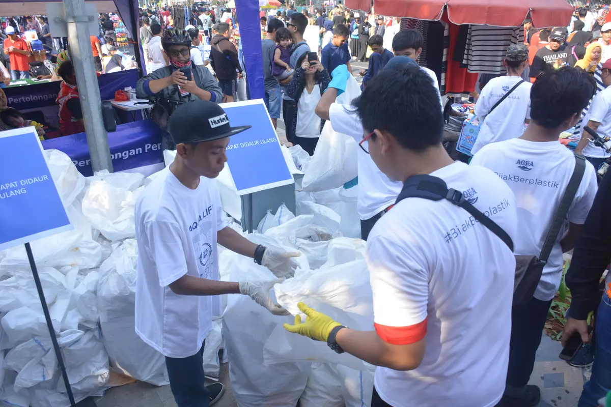 Plogging, Aksi Menjaga Lingkungan dengan Pengumpulan Botol Plastik Sambil Jogging